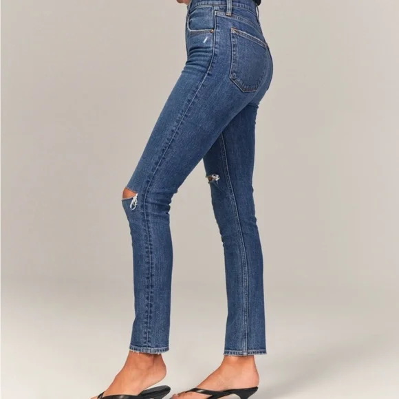 Abercrombie Women's
High Rise Skinny Jean in Medium Destroy - Picture 2 of 3